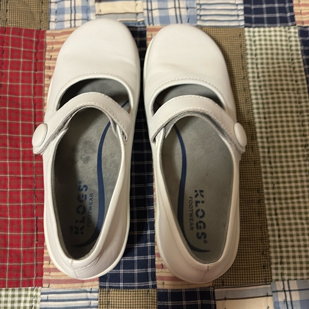 Ladies white leather work/temple shoes size 6 in excellent condition.